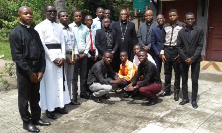 La communauté du pré-noviciat des Oblats de Saint Lwanga a rencontré Monseigneur José