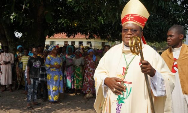 Journée mondiale des malades : Mgr José Moko a prié avec les malades de l’aumônerie Saint Luc d’Idiofa.